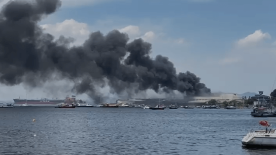 Incêndio de grandes proporções atinge antiga fábrica da Cosan, na Ilha do Governador (RJ)