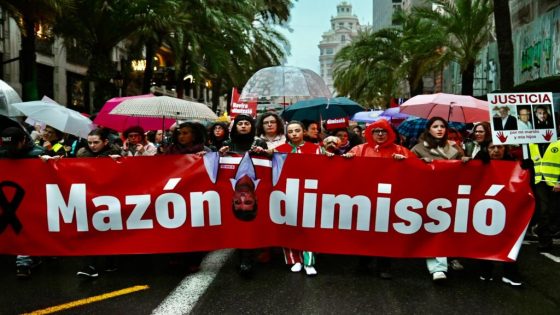 [EN DIRECTE] Una multitud desafia el fred i la pluja per a exigir la dimissió de Mazón