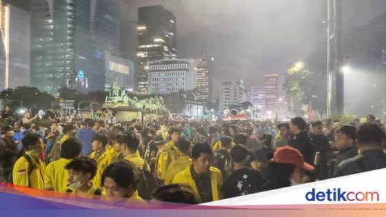 Demo 'Indonesia Gelap', Mahasiswa Tolak Revisi UU TNI, Polri & Kejaksaan