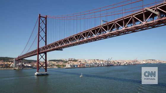 Choque em cadeia com nove carros provoca longas filas de trânsito na Ponte 25 de Abril