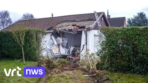 Koelvrachtwagen rijdt in op huis in Ronse na probleem met remmen: schade is groot, maar geen gewonden