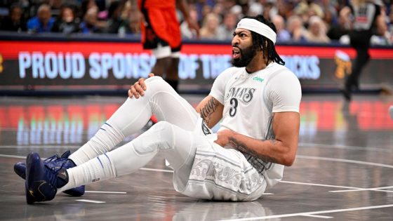 Mavericks' Anthony Davis exits debut with lower body injury