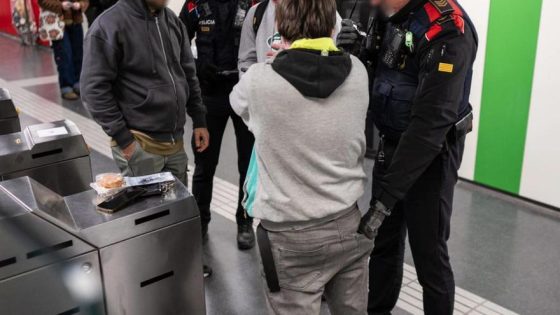 Els Mossos intensifiquen els controls per acabar amb els robatoris al metro