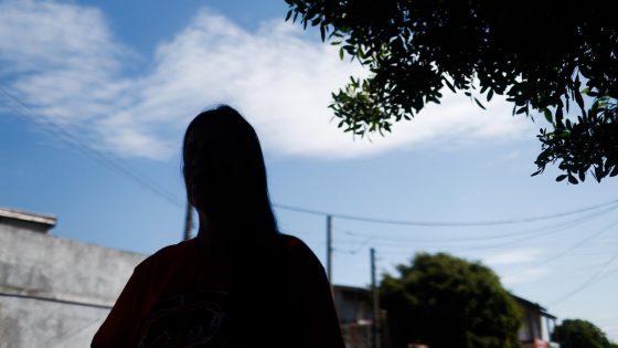 "Eu nunca desconfiei, eu não acredito até agora", diz mãe de menina sequestrada e abusada em Tramandaí sobre suspeito do crime