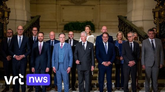 "Geen regie en vrouwelijke ministers staan in het donker": fotograaf Michiel Hendryckx kritisch over groepsfoto van regering-De Wever