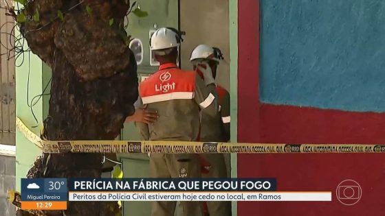 Policiais periciam fábrica um dia após incêndio; advogada diz desconhecer homem registrado como dono de confecção | Carnaval 2025 no Rio de Janeiro