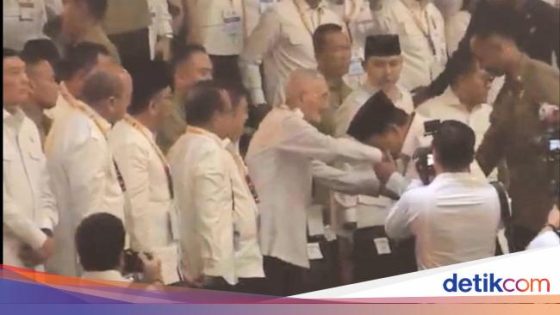 Momen Prabowo Cium Tangan Try Sutrisno saat Tiba di HUT ke-17 Gerindra