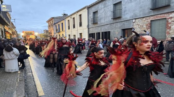 La pluja intenta aigualir el Carnaval de Pals, però les colles i la gent li planten cara • Ràdio Capital de l'Empordà