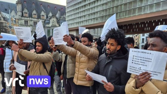 Erkende vluchtelingen protesteren in Gent na maanden dakloosheid: "Hoe kunnen we integreren zonder dak boven het hoofd?"