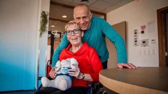 Roger krijgt van zijn Marie-Lou een vol cafetaria cadeau in De Droomfabriek