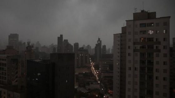 Região central da cidade de SP entrou em estado de atenção devido a forte chuva na tarde desta sexta-feira (24)