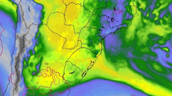 Rio atmosférico traz risco de chuva intensa a extrema isolada no RS e SC