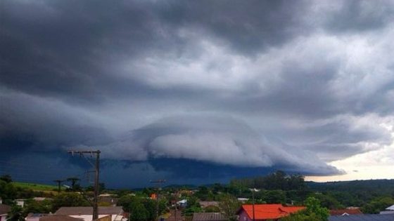 Elevado risco hoje de chuva forte a intensa localizada com alagamentos