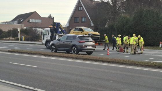 Auto belandt op zijn zijde op Grote Baan in Helchteren: twee gewonden