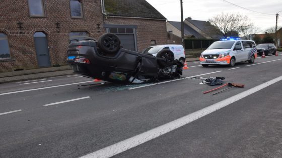 Auto op zijn dak in de Boekelbaan in St.-Blasius-Boekel (Zwalm)