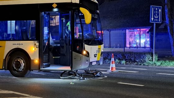 Lijnbus rijdt fietser aan nabij station in Koksijde