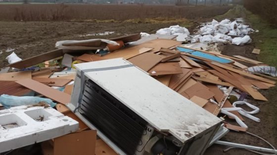 Alweer gigantisch sluikstort aan op- en afrittencomplex nabij Brussel: “Twee mannen namen een kwartier de tijd om hun bestelwagen uit te laden” - Het Nieuwsblad