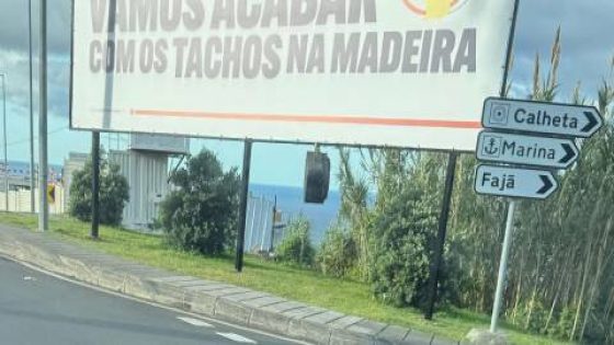 Mala pendurada em cartaz do Chega na Calheta