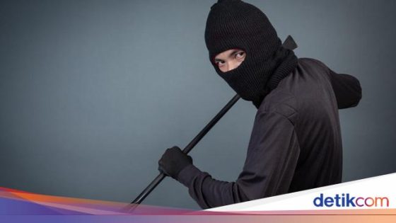 Kelakuan Maling di Pluit Congkel Spion Mobil yang Terjebak Kemacetan