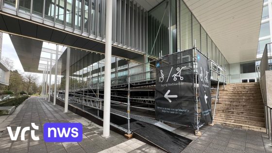 Stad Gent plaatst tijdelijke rolstoelhelling aan gloednieuw stadskantoor, omdat lift te smal is