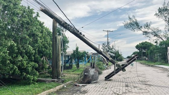 Imagens mostram destruição pelo violento vendaval no Litoral Norte