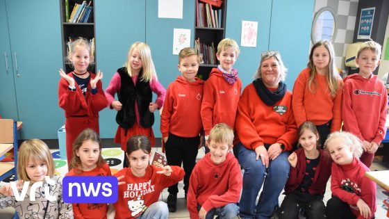 Leerkrachten van basisschool Bever dragen rood uit protest tegen plannen regering: "Har(d)t voor onderwijs"