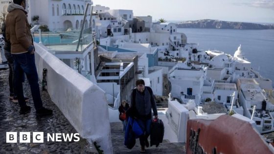 Thousands evacuate Santorini after earthquakes shake Greek island