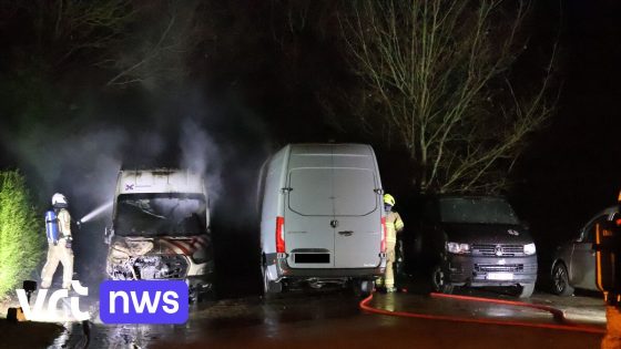 Drie bestelwagens uitgebrand in Lokeren, buurtbewoners gewekt door knallen van ontploffende banden