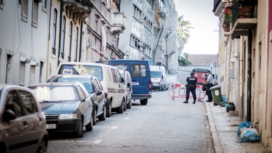 Esfaqueou turista na cara com garrafa partida para lhe roubar dois fios de ouro