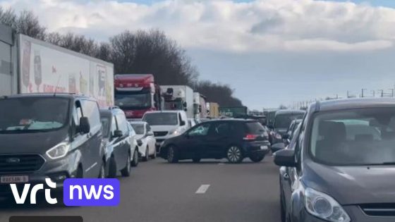 Chaos met verkeer dat moet omkeren na gekantelde vrachtwagen op de E40 in Tienen