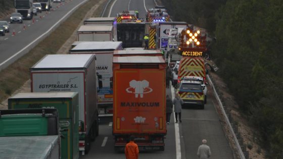 Un accident mortal a l'AP-7 provoca quilòmetres de cua a l'Hospitalet de l'Infant