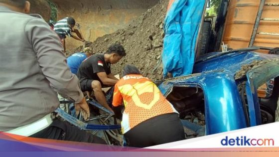 Truk Muatan Batu Timpa Mobil di Sukabumi, 4 Orang Tewas!