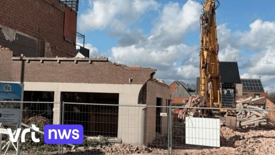 Drie arbeiders bedolven onder omgevallen muur in rijwoning in Mol: twee zwaargewonden