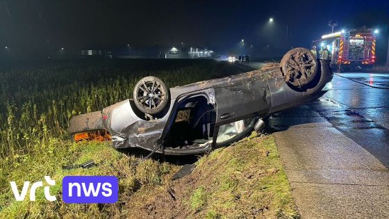 Auto belandt omgekeerd in gracht in Wervik: passagier (16) zwaargewond maar stabiel