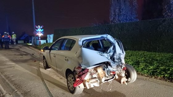 Trein rijdt auto aan op overweg in Ingelmunster: “Slagboom stukgereden, licht stond op rood”