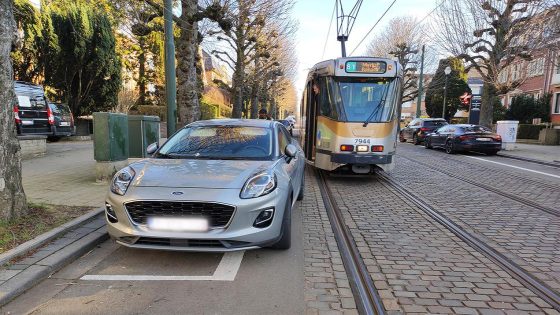 Trams MIVB stonden vorig jaar 162 uur stil door foutgeparkeerde wagens