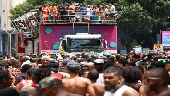 Imagem mostra o bloco Carrossel, no Rio de Janeiro, que abre os desfiles de rua no centro da capital carioca, em 1º de fevereiro de 2025 - (crédito: Tomaz Silva/Agência Brasil)