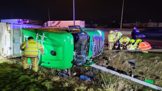 Vrachtwagen met rijst belandt in de berm