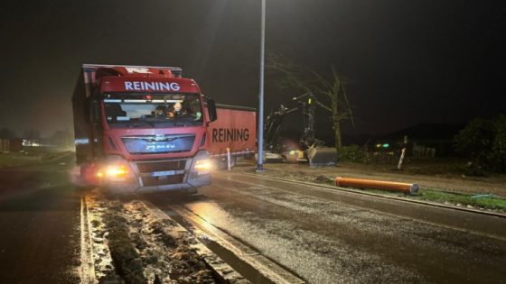 Vrachtwagen rijdt zich vast in berm van Aarschotsesteenweg: rijweg volledig afgesloten (Lier)