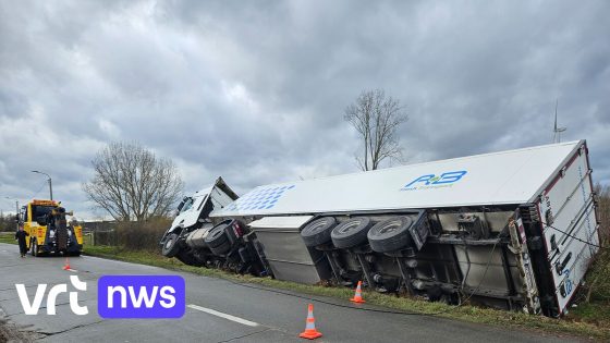 Vrachtwagen gekanteld Sint-Eloois-Vijve | VRT NWS: nieuws