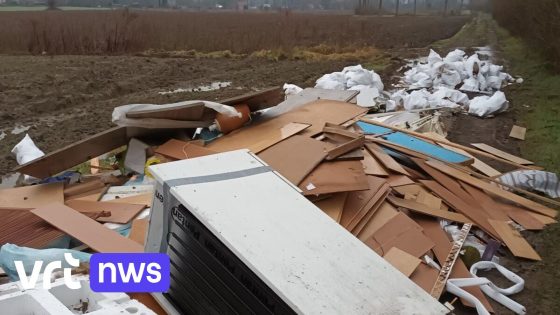 Twee mannen dumpen 2 ton afval aan begraafplaats Lot: "Een kwartier lang in het vizier van de camera aan het uitladen"