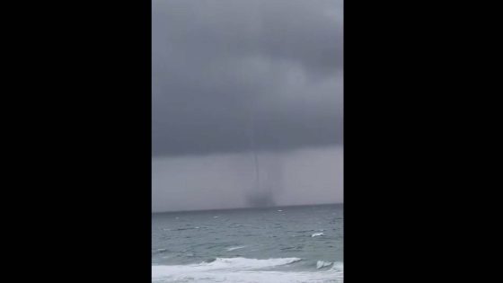 Fenómeno meteorológico raro captado na Praia de Porto de Mós, em Lagos