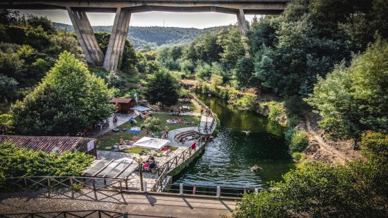 'Um tesouro escondido': esta praia fluvial fica debaixo duma ponte na estrada mais mítica de Portugal