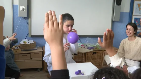 Experiments a escola per contagiar l’amor per la ciència