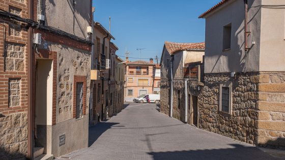 Esta cidade tem casas à venda por 12.000 euros, procura empreendedores e dá cheques bebé de 1.000 euros. Melhor, fica a duas horas de Portugal