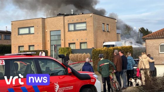 Brand in loods in Vertrijk: "Hou ramen en deuren dicht"