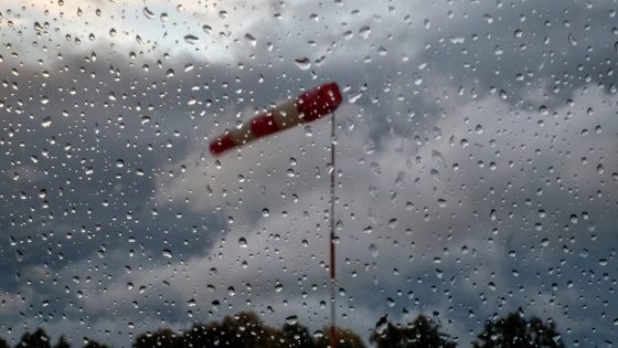 Proteção Civil emite aviso à população devido à previsão de chuva forte, vento e neve