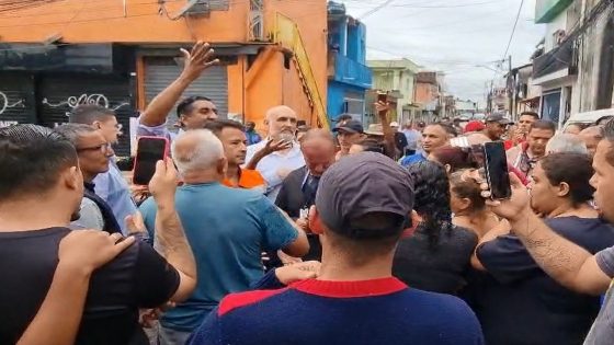 Vice de Nunes é alvo de protesto de moradores do Jardim Pantanal, na Zona Leste, e se refugia em escola do bairro; VÍDEO - G1