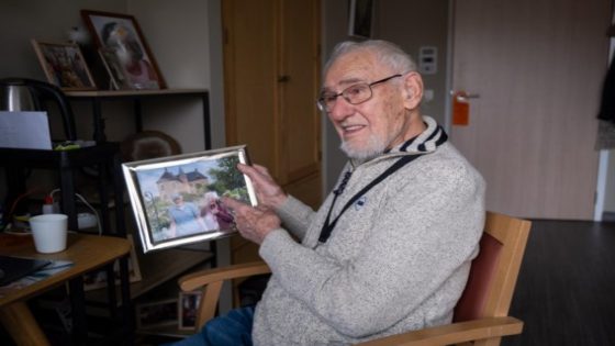 Vlaams rusthuis zoekt “praatmaatje” voor Nederlander Henk (90): “Iedereen spreekt hier een taal die ik niet versta”