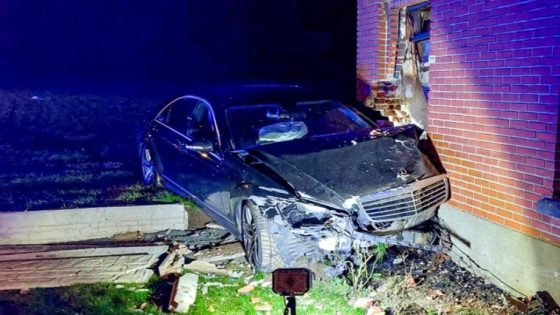 Wagen mist bocht en boort zich door voorgevel van woning, materiële schade is enorm: “Gang lag vol brokstukken” (Sint-Lievens-Houtem)